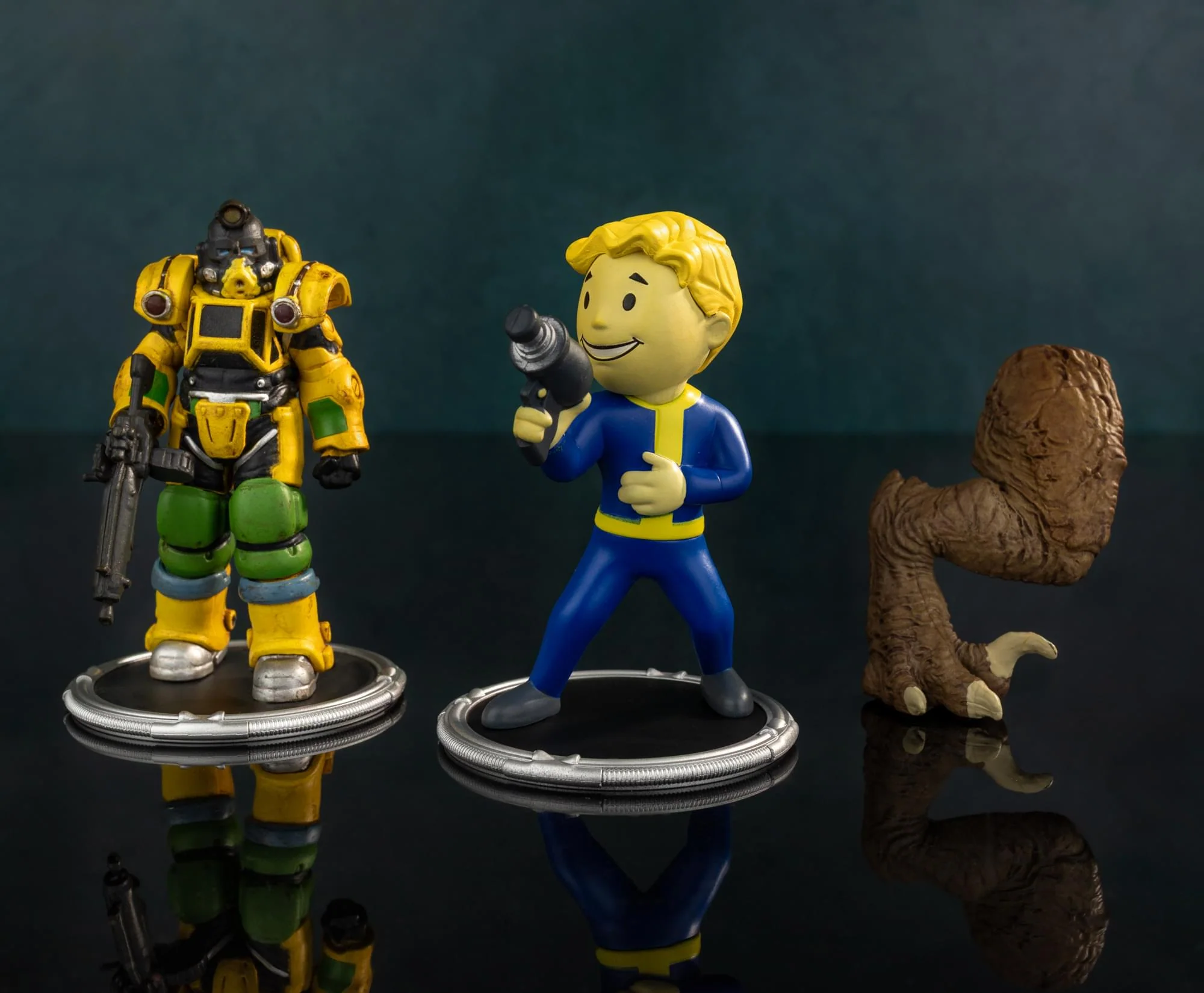 Fallout Excavator and Vault Boy (Gun) Mini Figure Set (Build-a-Figure Deathclaw) - Image 7